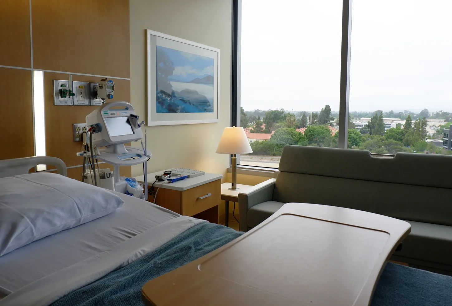 Hospital patient room with JES lamp